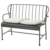 Moderne Outdoor-Bank aus schwarzem Metall mit weißen Kissen, schlankem Design mit geschwungener Rückenlehne und Armlehnen.