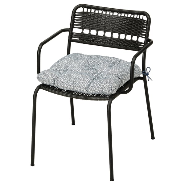 LÄCKÖ schwarzer Outdoor-Stuhl aus Korbgeflecht mit grauem Kissen, recycelten Materialien, Schreibtischstuhl-Design.