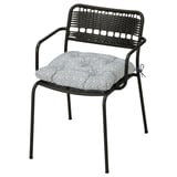 LÄCKÖ schwarzer Outdoor-Stuhl aus Korbgeflecht mit grauem Kissen, recycelten Materialien, Schreibtischstuhl-Design.