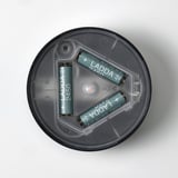 LED-Lampe mit zwei wiederaufladbaren Batterien in der Halterung.