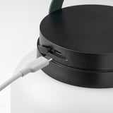 USB-C-Ladeanschluss an einer tragbaren, batteriebetriebenen LED-Lampe.