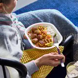 Person mit Lattlagat Veggie Mahlzeit und Getränk.