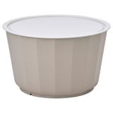 Moderner weißer Couchtisch für den Außenbereich mit geripptem Design und abnehmbarer Tablettplatte.