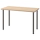 LAGKAPTEN: moderner, rechteckiger Schreibtisch. Platte aus hellem Holz, Beine aus schwarzem Metall. Stilvolles, minimalistisches Design.