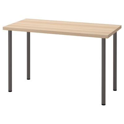 LAGKAPTEN: moderner, rechteckiger Schreibtisch. Platte aus hellem Holz, Beine aus schwarzem Metall. Stilvolles, minimalistisches Design.