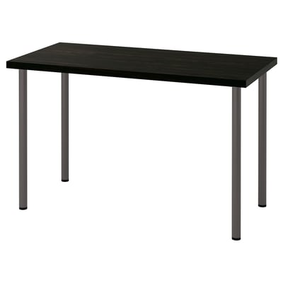 LAGKAPTEN: moderner schwarzer Schreibtisch mit schlanken Metallbeinen, perfekt für kleine Räume.
