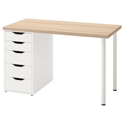 Ein ikea LAGKAPTEN Schreibtisch mit heller Holzplatte und weißem Schrank mit fünf Schubladen. Der Schreibtisch hat ein schlankes, minimalistisches Design mit Metallbeinen.