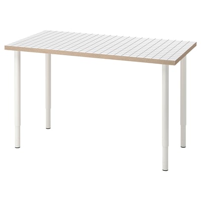 LAGKAPTEN: moderner rechteckiger Tisch, helle Farbe, verstellbare Beine, Holzplatte mit quadratischem Musterdesign.