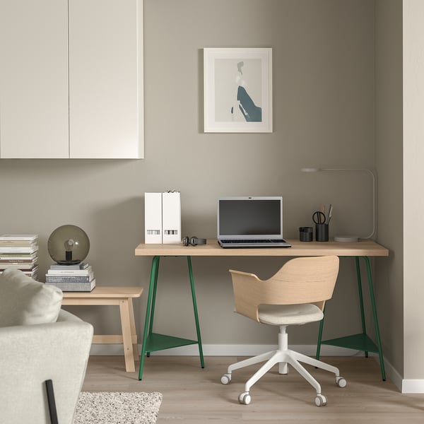 Modernes Homeoffice mit LAGKAPTEN Schreibtisch, Stuhl, Lampe und Büchern.