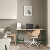 Modernes Homeoffice mit LAGKAPTEN Schreibtisch, Stuhl, Lampe und Büchern.