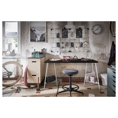 Arbeitszimmer mit Fahrrad: Schreibtisch mit Stuhl, Stauraum, Werkzeuge, Dekor und Uhr.