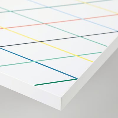 LAGKAPTEN weiße Tischplatte mit skandinavischem Charme, flache rechteckige Form, vorgebohrte Löcher, Brett-auf-Rahmen-Material, buntes Gittermuster.