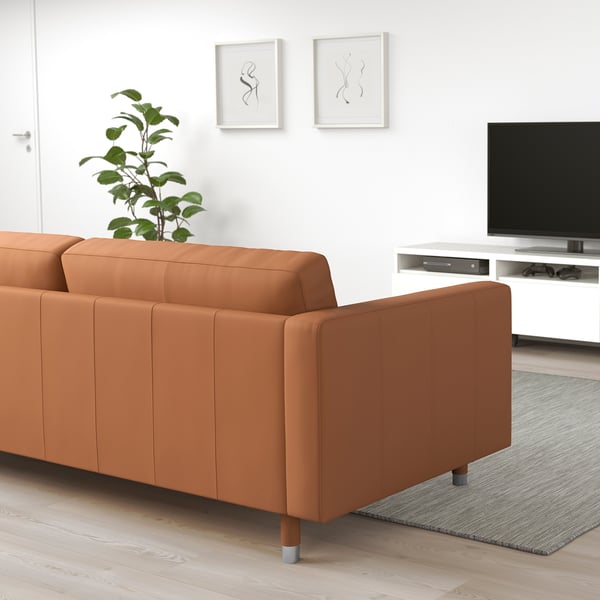 Modernes Wohnzimmer mit braunem IKEA LANDSKRONA 2-Sitzer-Sofa, Leder & Stoff, TV, Pflanze, Kunst.