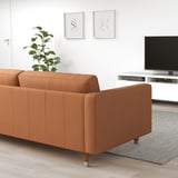 Modernes Wohnzimmer mit braunem IKEA LANDSKRONA 2-Sitzer-Sofa, Leder & Stoff, TV, Pflanze, Kunst.