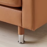 Nahaufnahme eines luxuriösen, detaillierten braunen Ledersofas mit robustem Chrombein.