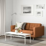 Modernes Wohnzimmer mit 2-Sitzer-Sofa LANDSKRONA, Kunst, Couchtisch, Blumen, Lampe, Plüschkissen.