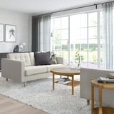 Modernes Wohnzimmer mit LANDSKRONA-Sofa, Couchtisch und großen Fenstern.