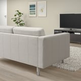 Beige LANDSKRONA Sofa mit verchromten Beinen im modernen Wohnzimmer.