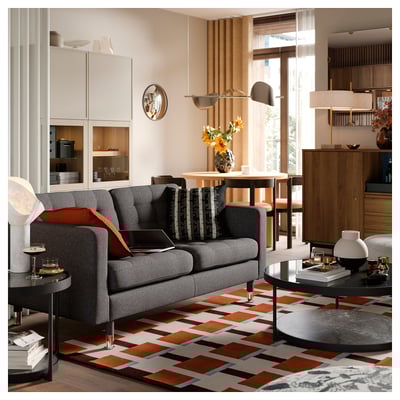 Moderner dunkelgrauer Zweisitzer aus Stoff mit getufteter Rückenlehne und Sitzfläche, verchromten Beinen und minimalistischem Design.