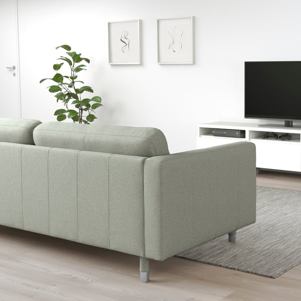 Modernes graues LANDSKRONA-Sofa in minimalistischem Wohnzimmer mit TV, Gemälden und Pflanzen.