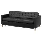 Schwarzes Ledersofa mit getufteten Kissen, quadratischen Holzbeinen und klaren Linien.