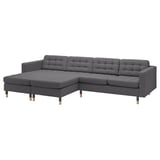 Dunkelgraues L-förmiges Stoffsofa mit Holzbeinen, Plüschkissen und klaren Linien.