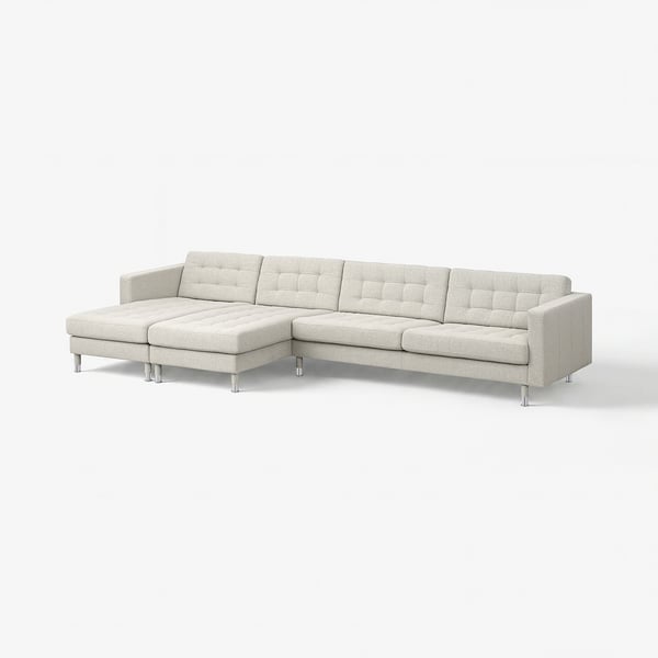 Ein graues, modernes L-förmiges Landskröna-Sofa mit Chrombeinen und abnehmbaren Armlehnen. Sie hat ein ordentliches, stilvolles Design mit bequemen Polstern.