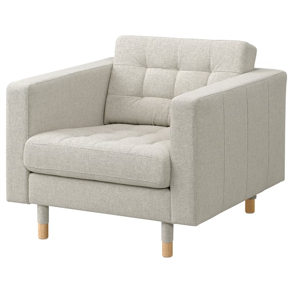 Zeigt einen LANDSKRONA-Sessel in hellem Beige mit Holzbeinen, der sich durch ein weiches, getuftetes Design auszeichnet, das für mehr Komfort sorgt.