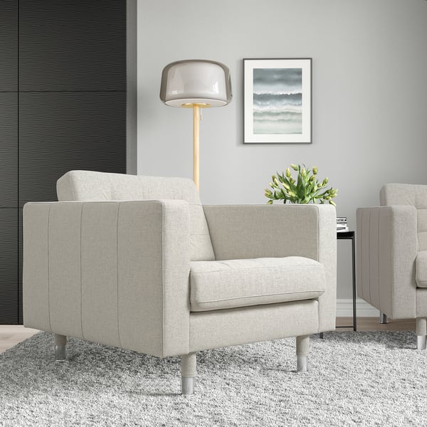 Moderne graue LANDSKRONA Stühle im Wohnzimmer mit Lampe, Kunst und Pflanze.