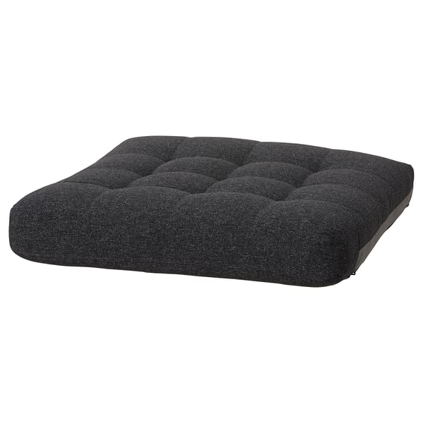Ein quadratisches schwarzes LANDSKRONA-Kissen mit getuftetem Design aus recyceltem Polyester.
