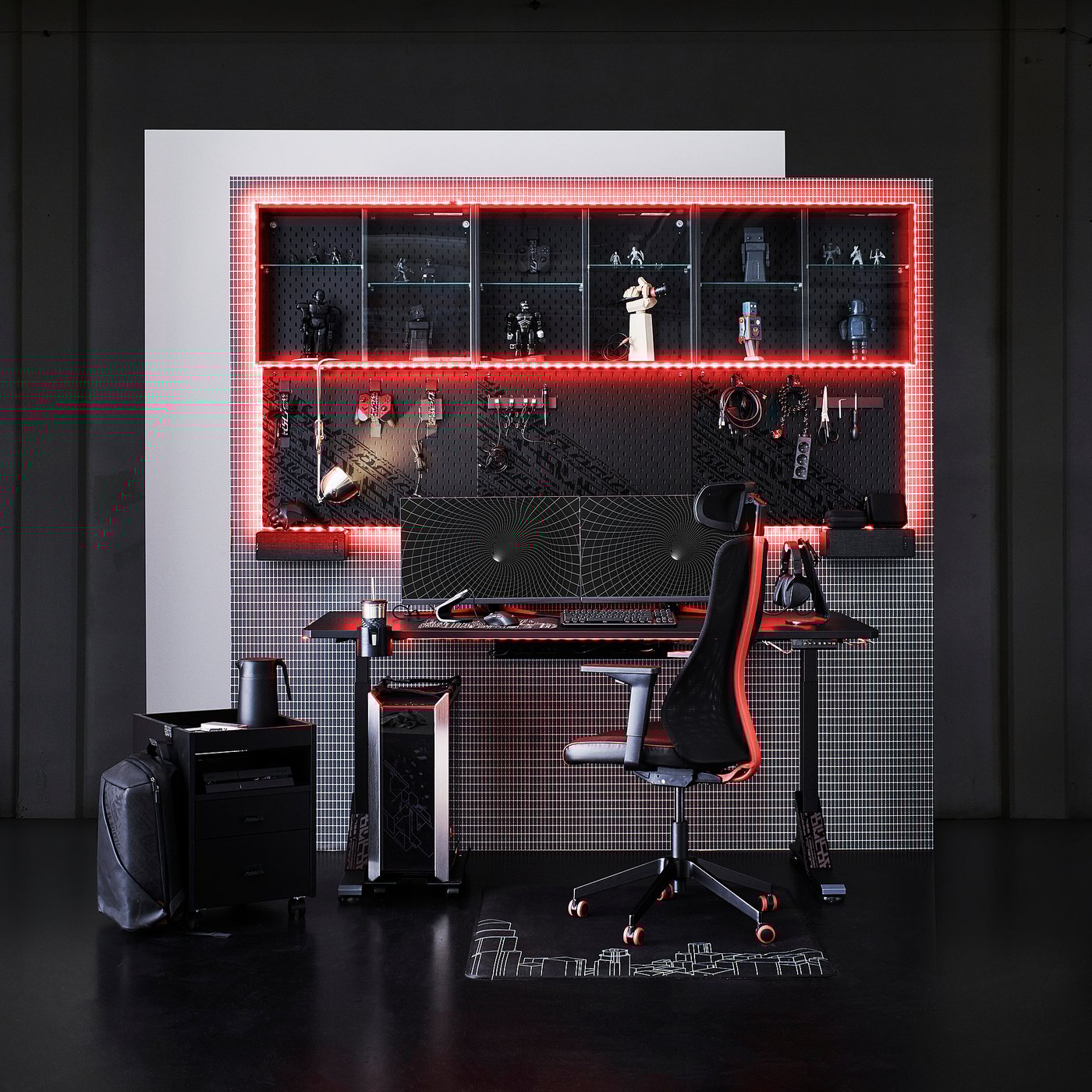Futuristisches Gaming-Setup mit roten LED-Lichtern, schwarzem Stuhl, Schreibtisch und Regalen mit Sammlerstücken.