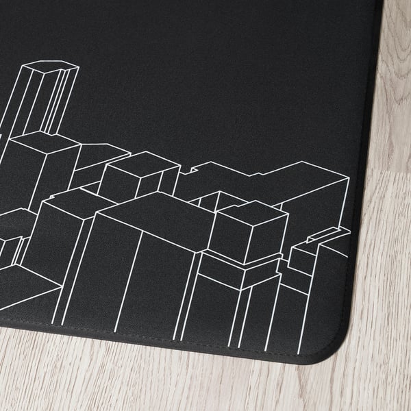 Schwarze Gaming-Stuhl-Fußmatte mit weißem Stadtbild-Design auf Holzboden.