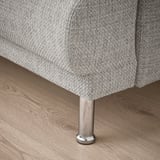 Nahaufnahme eines modernen Sofabeins, schlank und poliert, das hochwertige Handwerkskunst und robustes Design zeigt.