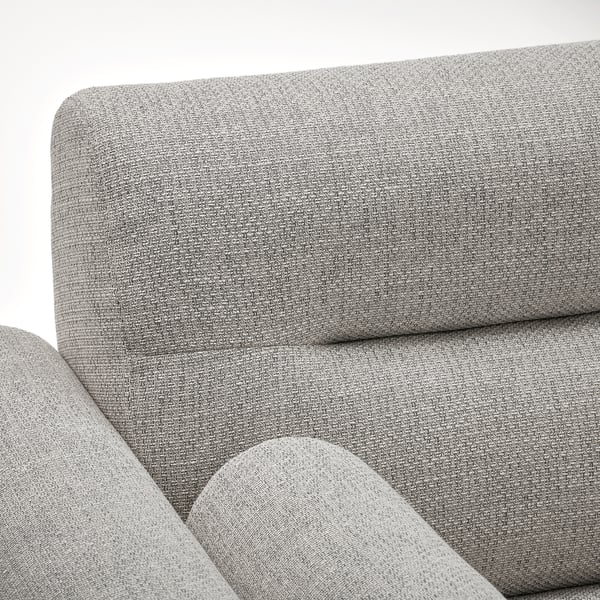 Nahaufnahme einer Armlehne eines modernen, grauen Stoffsofas, das eine weiche, hochwertige Textur und ein gemütliches Design zeigt.