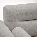 Nahaufnahme einer Armlehne eines modernen, grauen Stoffsofas, das eine weiche, hochwertige Textur und ein gemütliches Design zeigt.