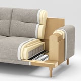 Modernes graues Sofa mit Holzbeinen und offener Armlehne, die Stauraum freigibt.