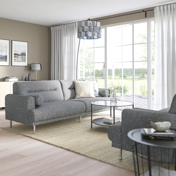 Modernes Wohnzimmer mit grauem LÅNGARYD-Sofa, Tageslicht, großen Fenstern, passendem Sessel, Glascouchtisch und Dekor.