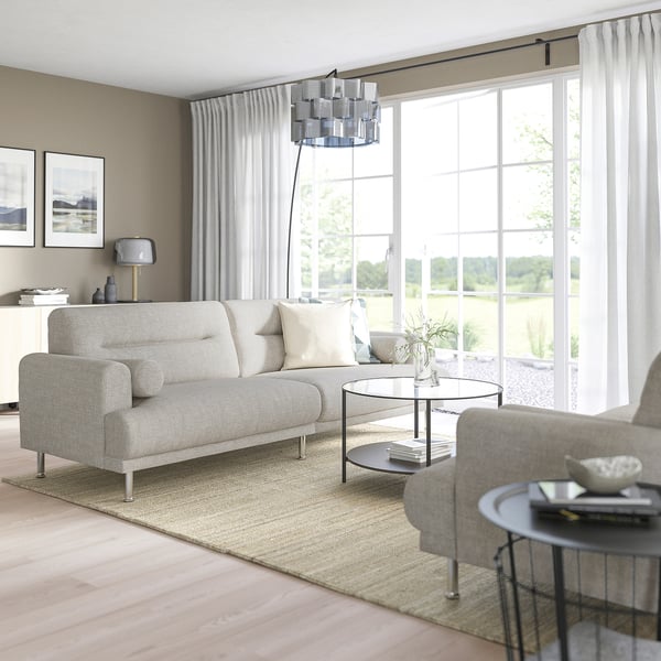 Modernes Wohnzimmer mit LÅNGARYD-Sofa, Couchtisch, Lampe, Fenstern.