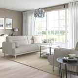 Modernes Wohnzimmer mit LÅNGARYD-Sofa, Couchtisch, Lampe, Fenstern.