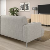 Modernes LÅNGARYD-Sofa im grauen Wohnzimmer mit Pflanze und TV-Ständer.