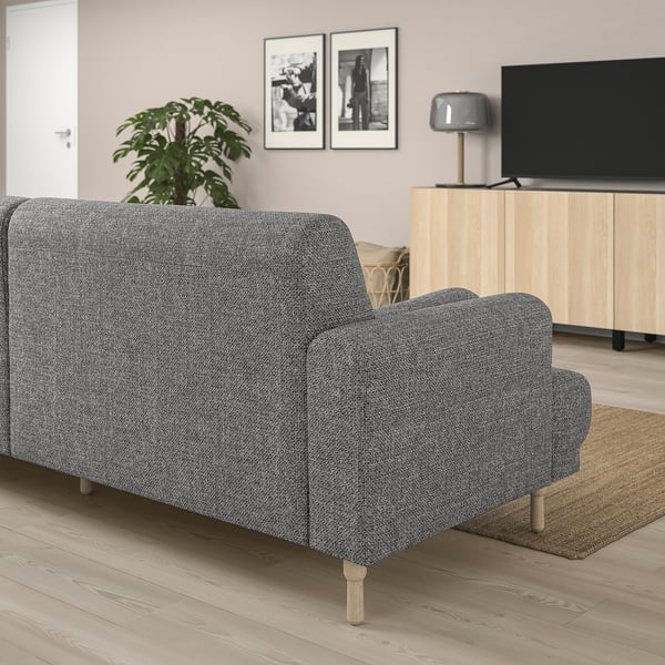 Modernes Wohnzimmer mit grauem LÅNGARYD-Sofa, Fotos, Pflanze und Flachbildfernseher.
