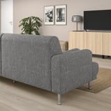 Graues LÅNGARYD-Sofa mit verchromten Beinen, gemütlichen Sitzgelegenheiten, perfekt für ein Nickerchen, Fernsehen und Pflanzen.