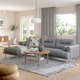 Modernes Wohnzimmer mit großem grauem LÅNGARYD-Sofa, rundem Couchtisch, Holzboden und großem Fenster. In neutralen Tönen gehalten.