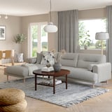 Modernes Wohnzimmer mit grauem LÅNGARYD-Sofa, Couchtisch und großen Fenstern.