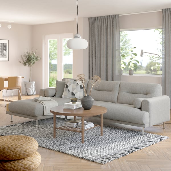 Modernes Wohnzimmer mit LÅNGARYD-Sofa, Couchtisch und großen Fenstern.