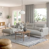 Modernes Wohnzimmer mit LÅNGARYD-Sofa, Couchtisch und großen Fenstern.