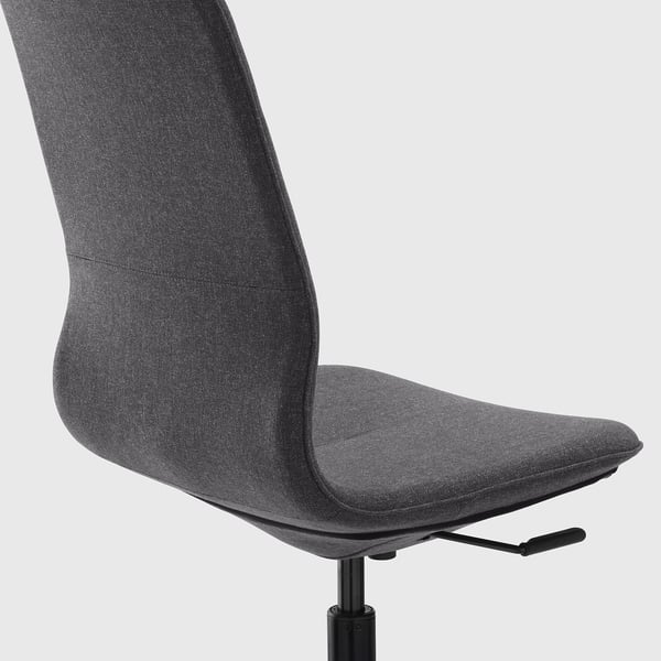 Setzen Sie sich bequem mit dem LÅNGFJÄLL Bürostuhl. Einstellbare Sitz- und Neigungsspannung für individuellen Komfort.