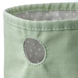 Vorratsbehälter aus grünem Stoff mit kleinem Griff aus recyceltem Polyester, der für die Organisation und Aufbewahrung von Babyutensilien konzipiert ist.