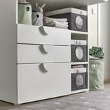Kinderzimmerschrank mit grauen Behältern bietet Platz für Babykleidung und Spielzeug.
