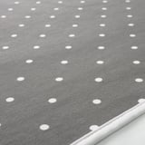 Nahaufnahme einer weichen, strapazierfähigen Babypflegematte mit kleinen Punkten aus Polyester und Baumwolle, die auf Komfort und einfache Reinigung ausgelegt ist.
